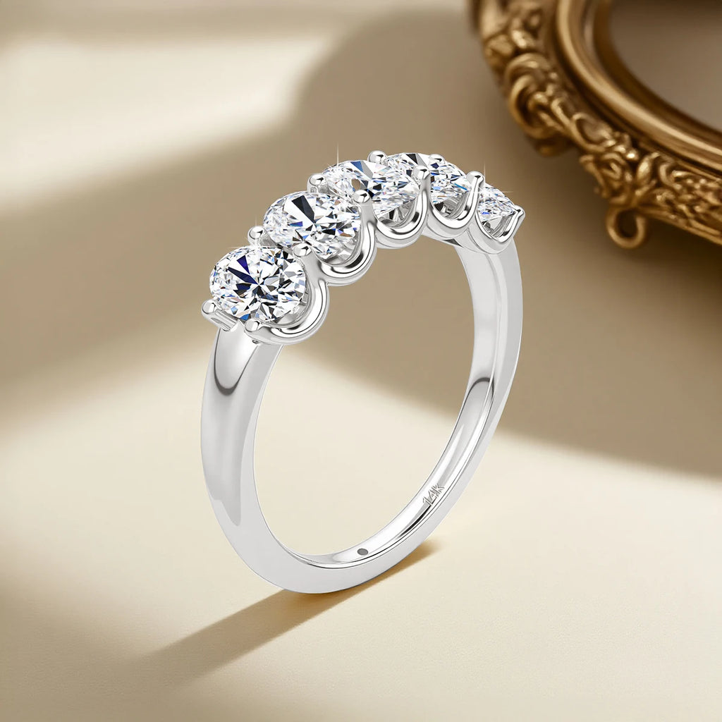 D‑Light Oval Moissanite Ring